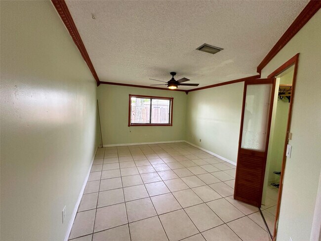 Building Photo - 2410 SW 87th Terrace