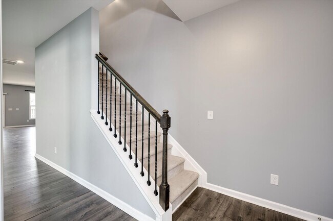 Building Photo - Beautiful 5 Bedroom Home For Rent
