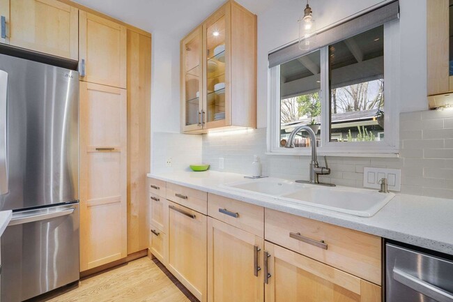 Building Photo - Stunning Mid-Century Modern 3bed/2.5 bath ...