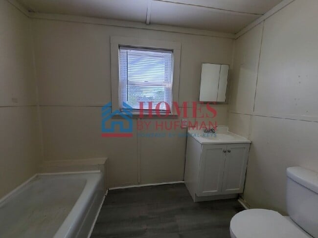 Building Photo - 920 W Columbia St