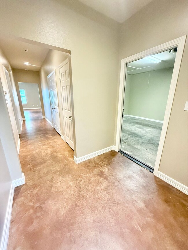 Building Photo - Spacious 3-bed/2-bath with Garage!