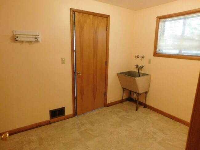 Building Photo - 3Bd/2Ba Single Story House - Available To ...
