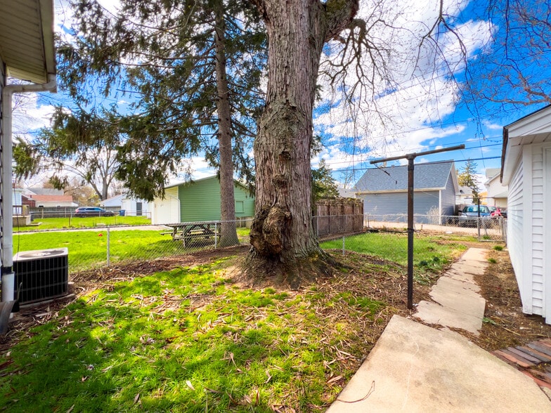 Building Photo - 464 Shasta Dr