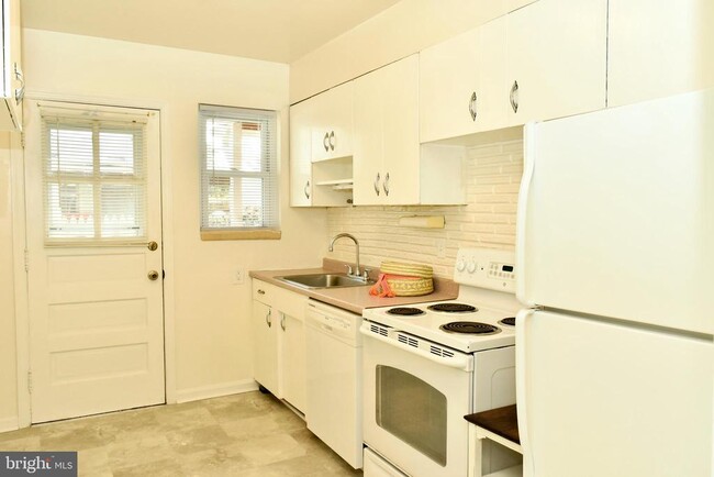 Building Photo - 627 Biggs Ave