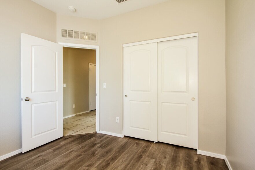 Building Photo - 6873 S Blue Hills Dr