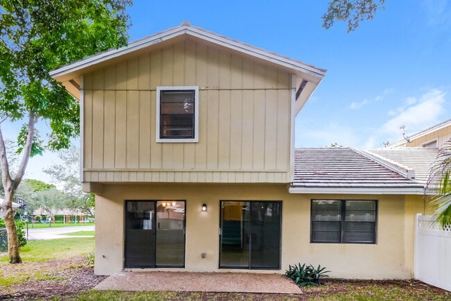 Building Photo - 10610 La Placida Dr