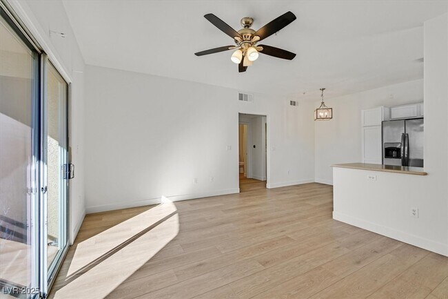 Building Photo - 2291 W Horizon Ridge Pkwy