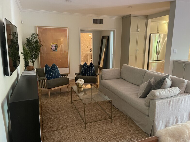 Building Photo - 8550 Holloway Dr