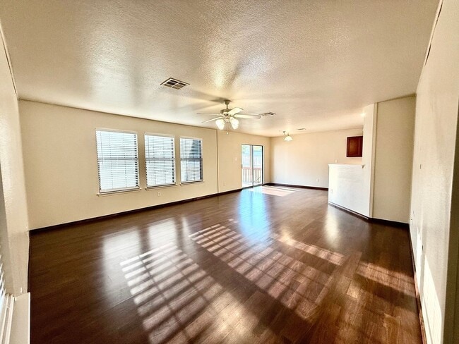 Building Photo - Spacious Inside & Out!