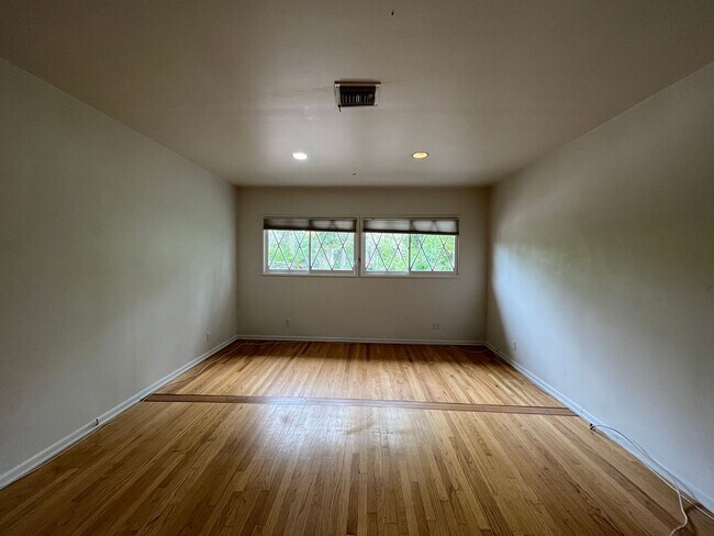 Building Photo - Encino 3+3 w/gated entry, pool + solar pan...