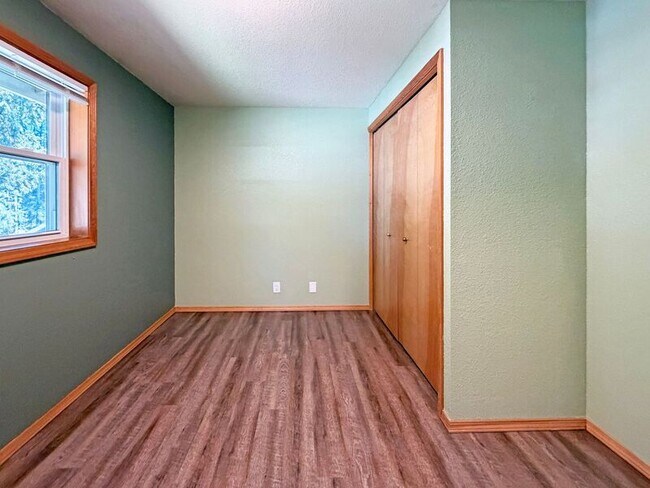 Building Photo - 24712 Parkside Dr