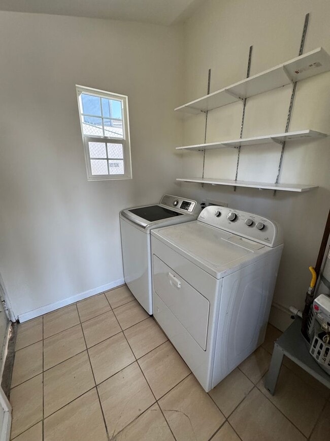 Building Photo - Centrally Located Minutes away from Downtown, Silver Lake, and Eagle Rock