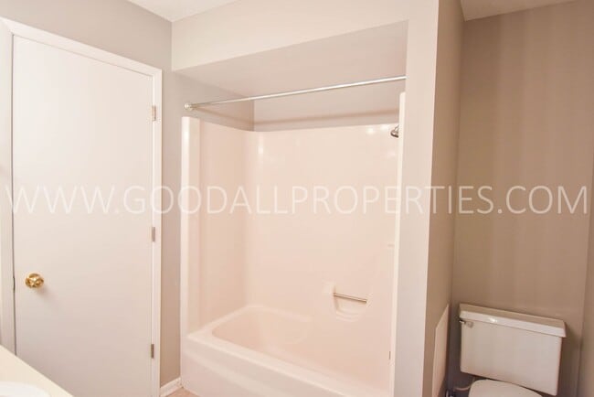 Building Photo - 3 Bed 2.5 bath Home with a fully fenced yard in West Des Moines with a 2-Car attached garage