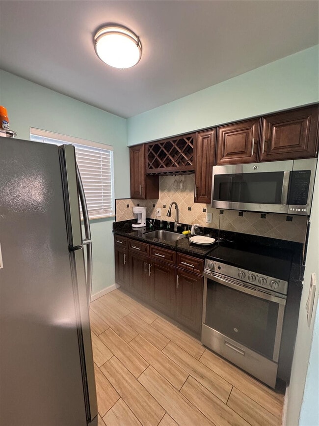 Building Photo - 323 Monroe St