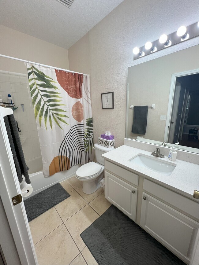 Guest Bath - 2121 Winterset Dr