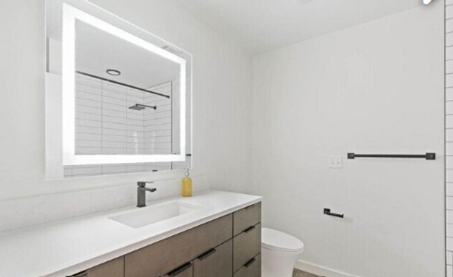 Building Photo - MODERN 3 BEDROOM 3 BATH NEAR CAMPUS