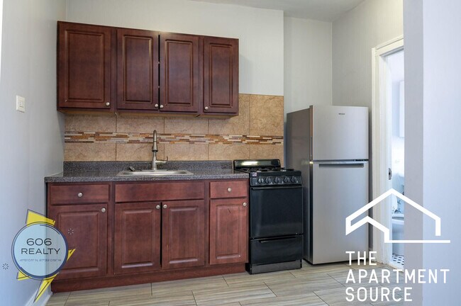 Primary Photo - 6930 N Greenview Ave