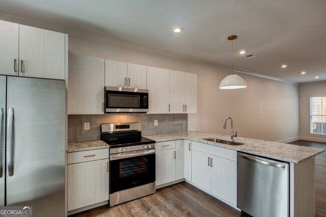 Building Photo - 119 Chateau Dr SE