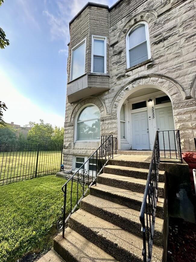 Building Photo - 3255 W Fulton Blvd