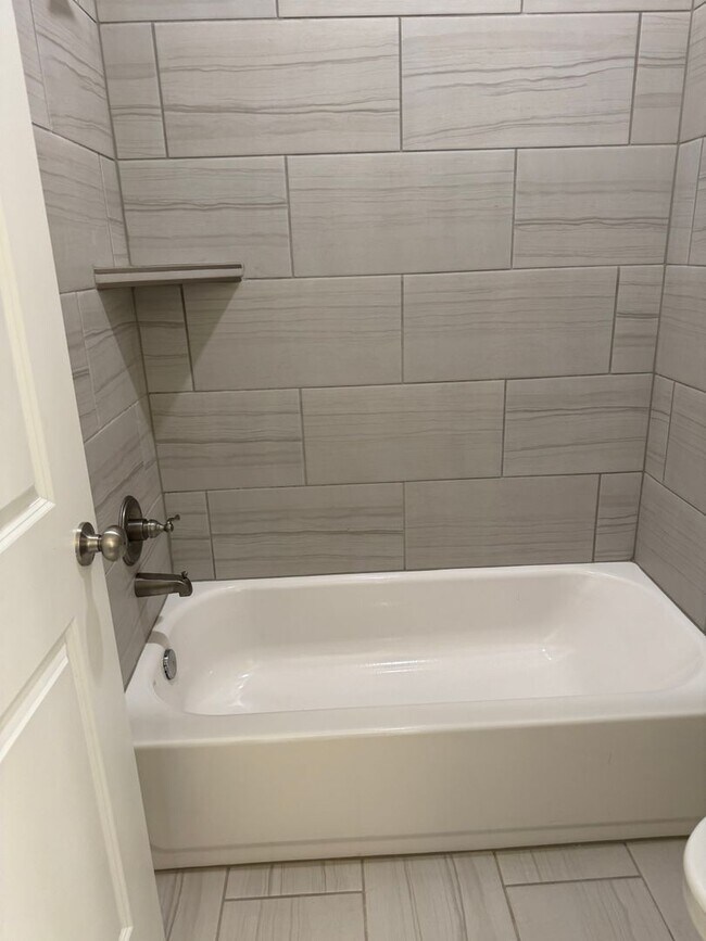 Building Photo - 3 Bed 2 bath with an office in The Enclave