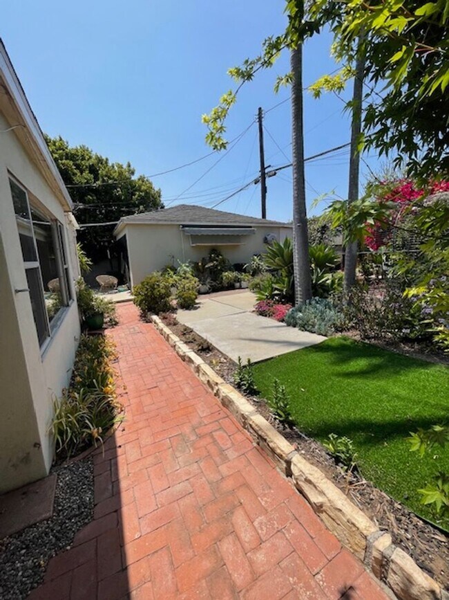 Building Photo - Westchester Home Perfect for Plant/Garden ...