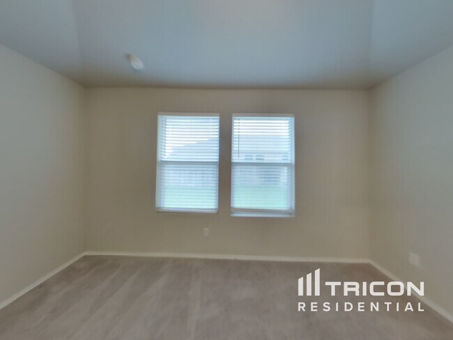 Building Photo - 5217 Saddle Clb Dr