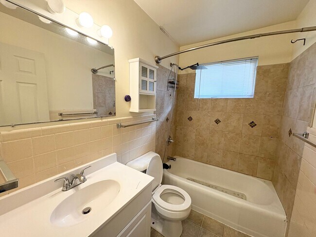 Building Photo - Charming 2 Bed, 1 Bath Home with Hardwood Floors