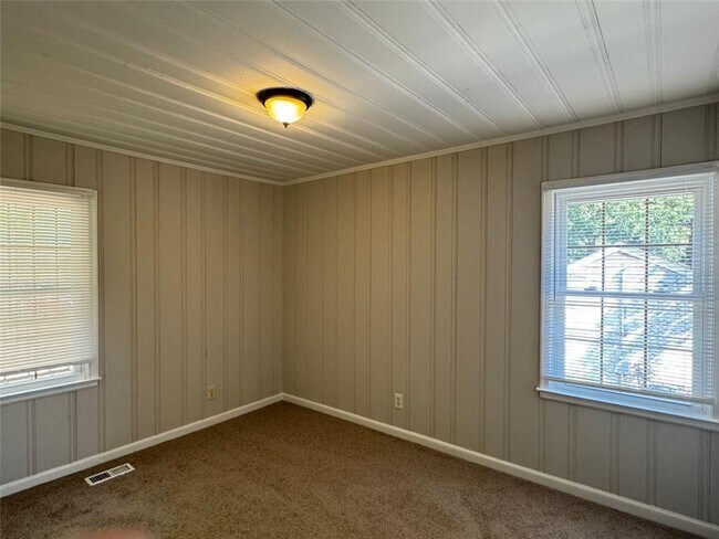 Building Photo - 1589 Pinehurst Dr SW