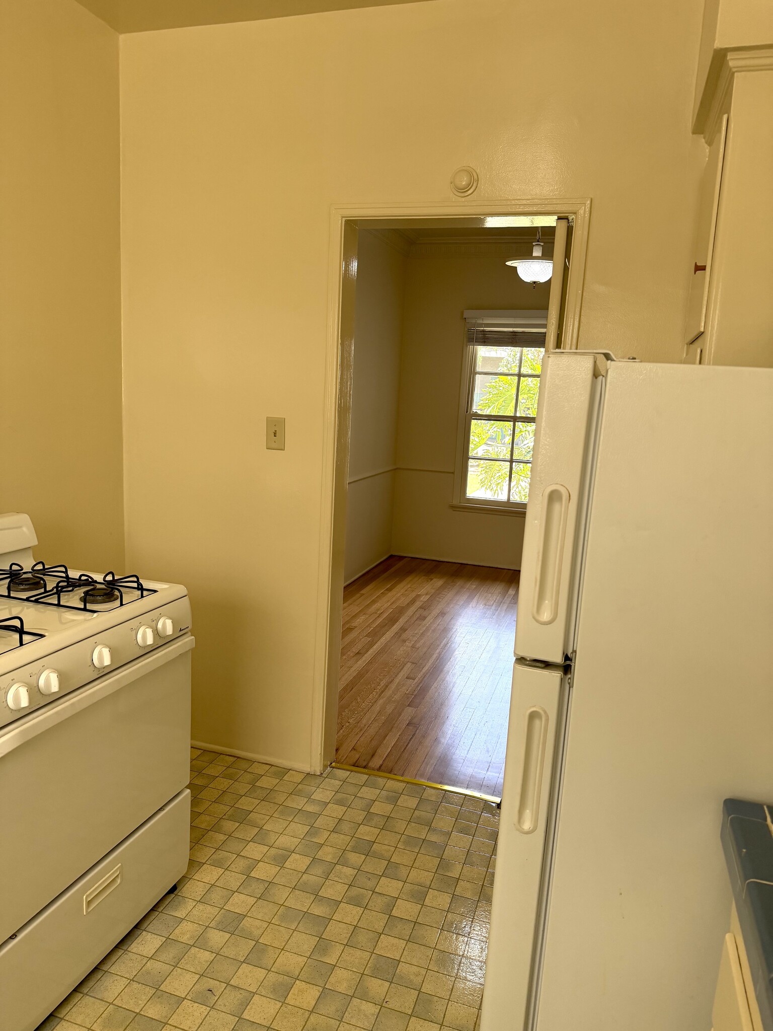 Building Photo - 5408 1/2 Franklin Ave