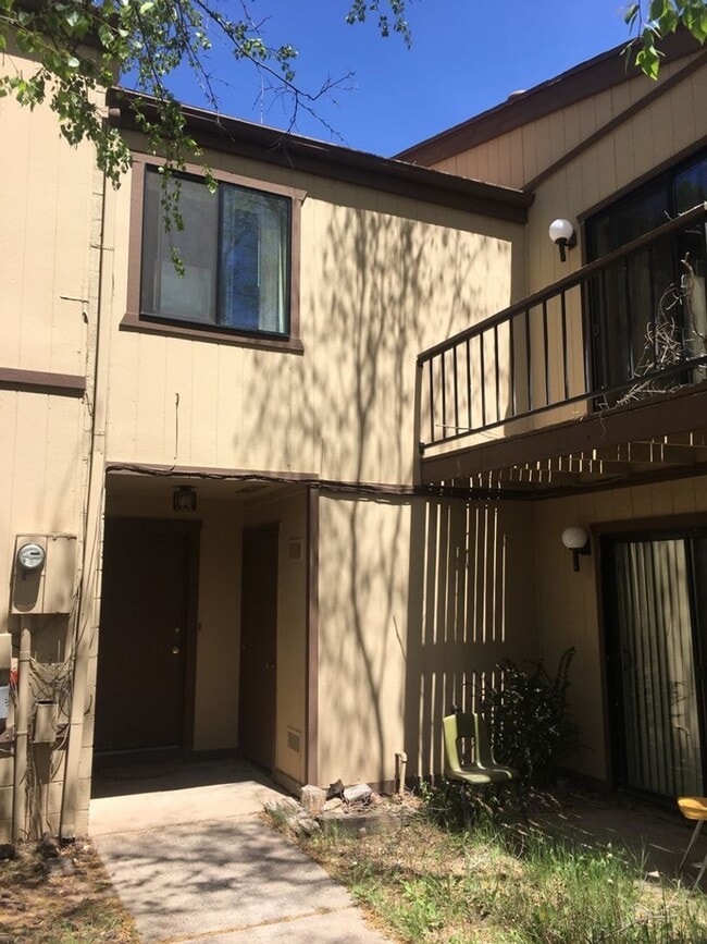 Building Photo - Nice updated Townhouse with off street parking.