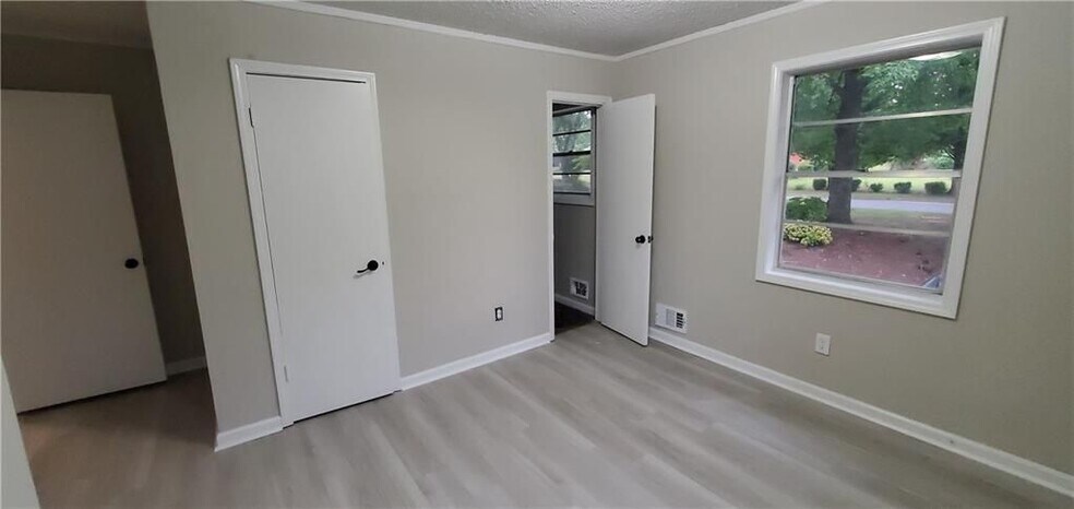 Building Photo - 422 Emmett St
