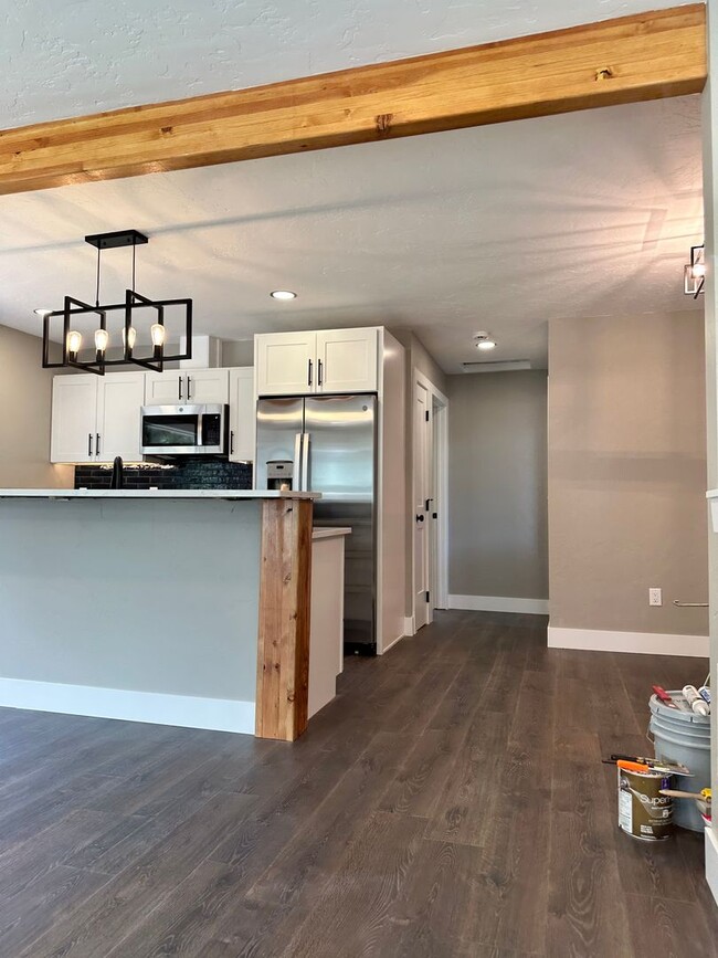 Building Photo - Gorgeous PET FRIENDLY fully remodeled house