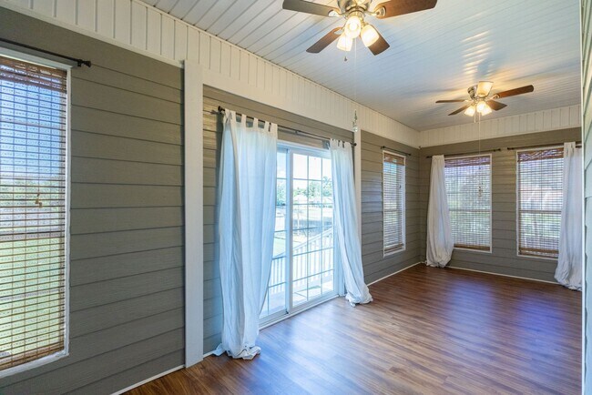 Building Photo - 4004 Grey Oak Dr