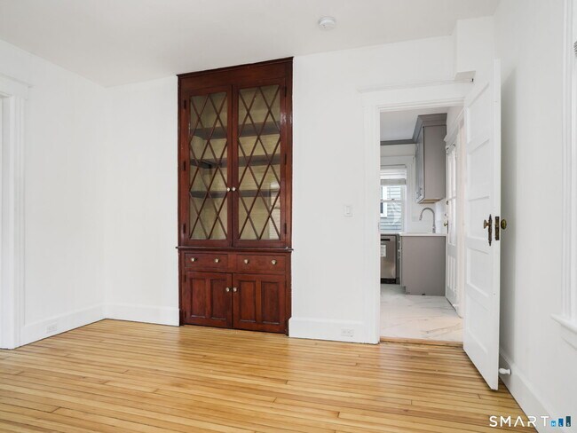 Building Photo - 27 5th St