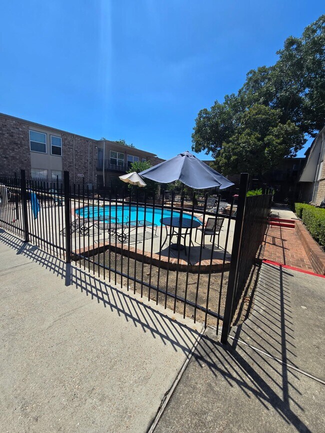 Building Photo - 5550 N Braeswood Blvd