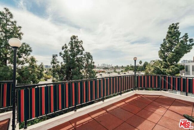 Building Photo - 8530 Holloway Dr