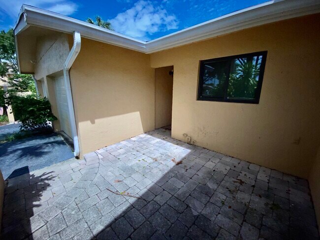 Building Photo - 6447 Parkview Dr