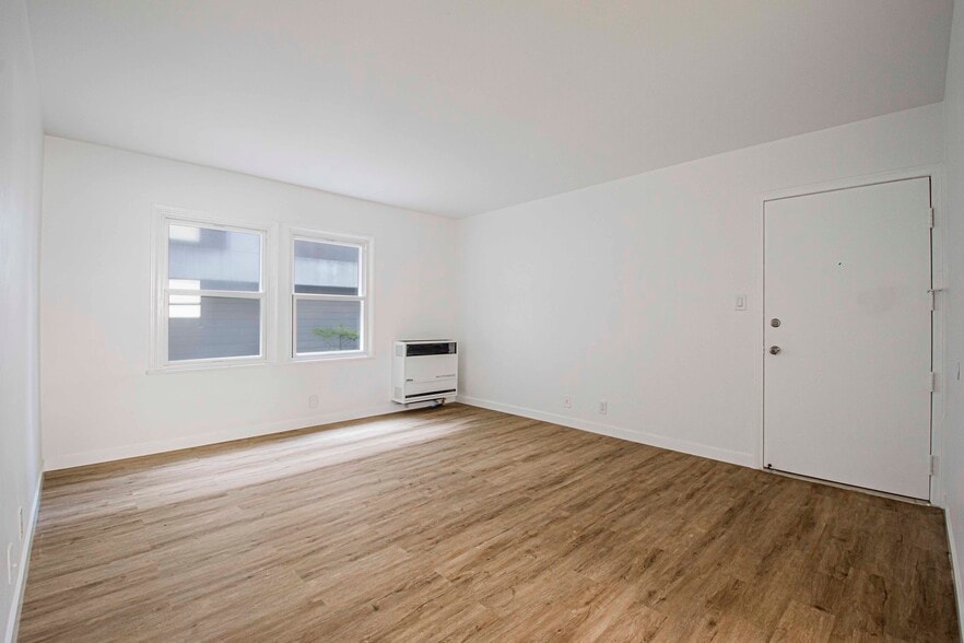 Building Photo - 8802 Belford Ave