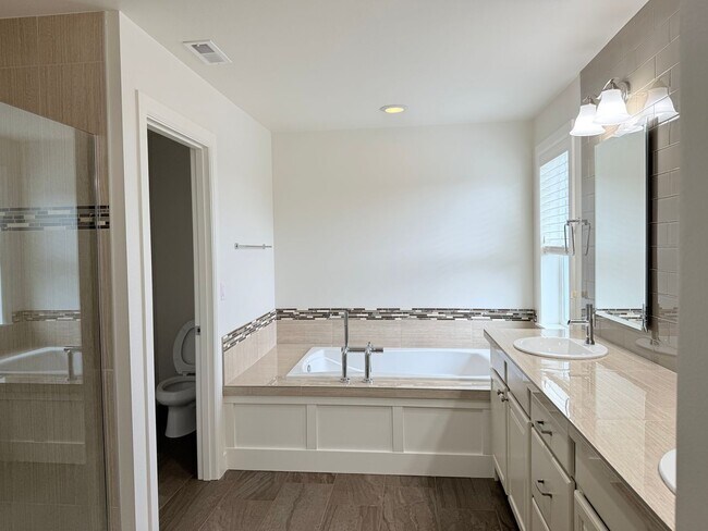 Building Photo - Beautiful 5-Bedroom Home with Mt. Rainier ...