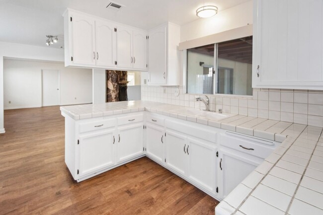 Building Photo - Available Now! Spacious 3BR, 2BA, 1,76sq.ft. 2 car garage.