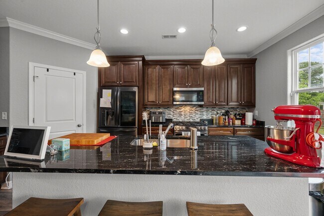 Building Photo - Spacious 6-Bedroom Home with Private Backyard in Norfolk