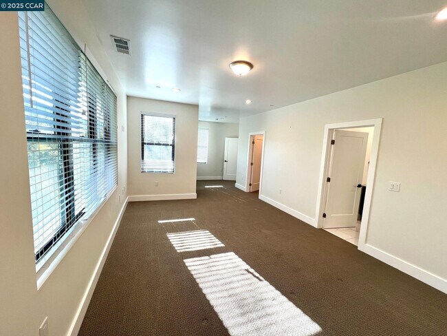 Building Photo - 6 Linda Vista
