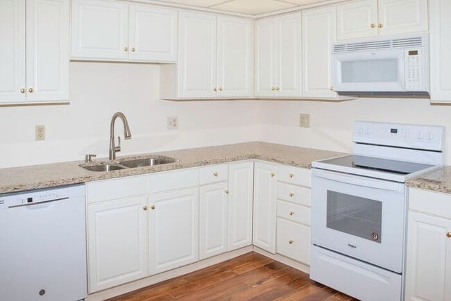 Building Photo - Updated 2BR 2.5BA Home w/ Lake Access • New Countertops • Patio in Farragut