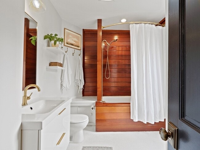 Building Photo - 8 Webster St