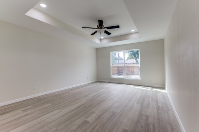 Building Photo - 1223 Evergreen Dr