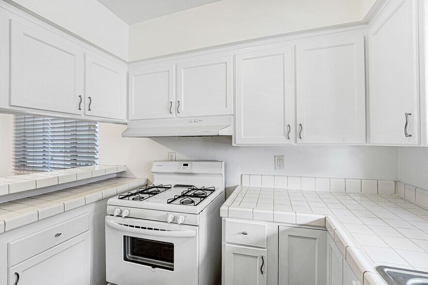 Building Photo - 744 S.Windsor Blvd. - just south of Wilshire Blvd.