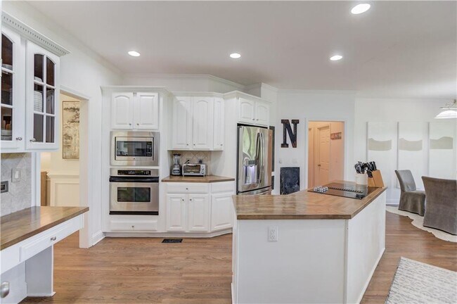 Building Photo - 2870 Roanoke Rd