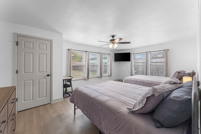 Building Photo - 4301 Sherwood Dr
