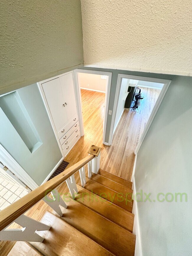 Building Photo - Huge 4 Bedroom 2 Bath House across from Rose City Golf Course