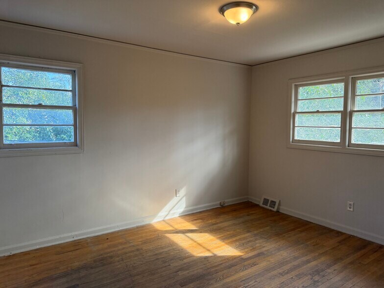 Building Photo - 501 Crestfield Rd